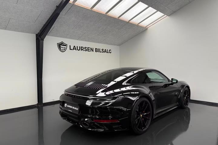 Sort Porsche 911 Carrera 4S fra 2021