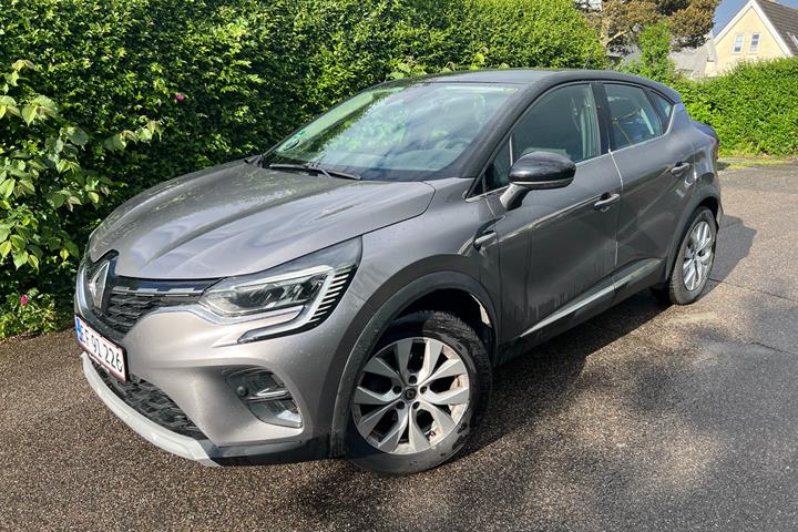 Grå Renault Captur fra 2020 set udefra