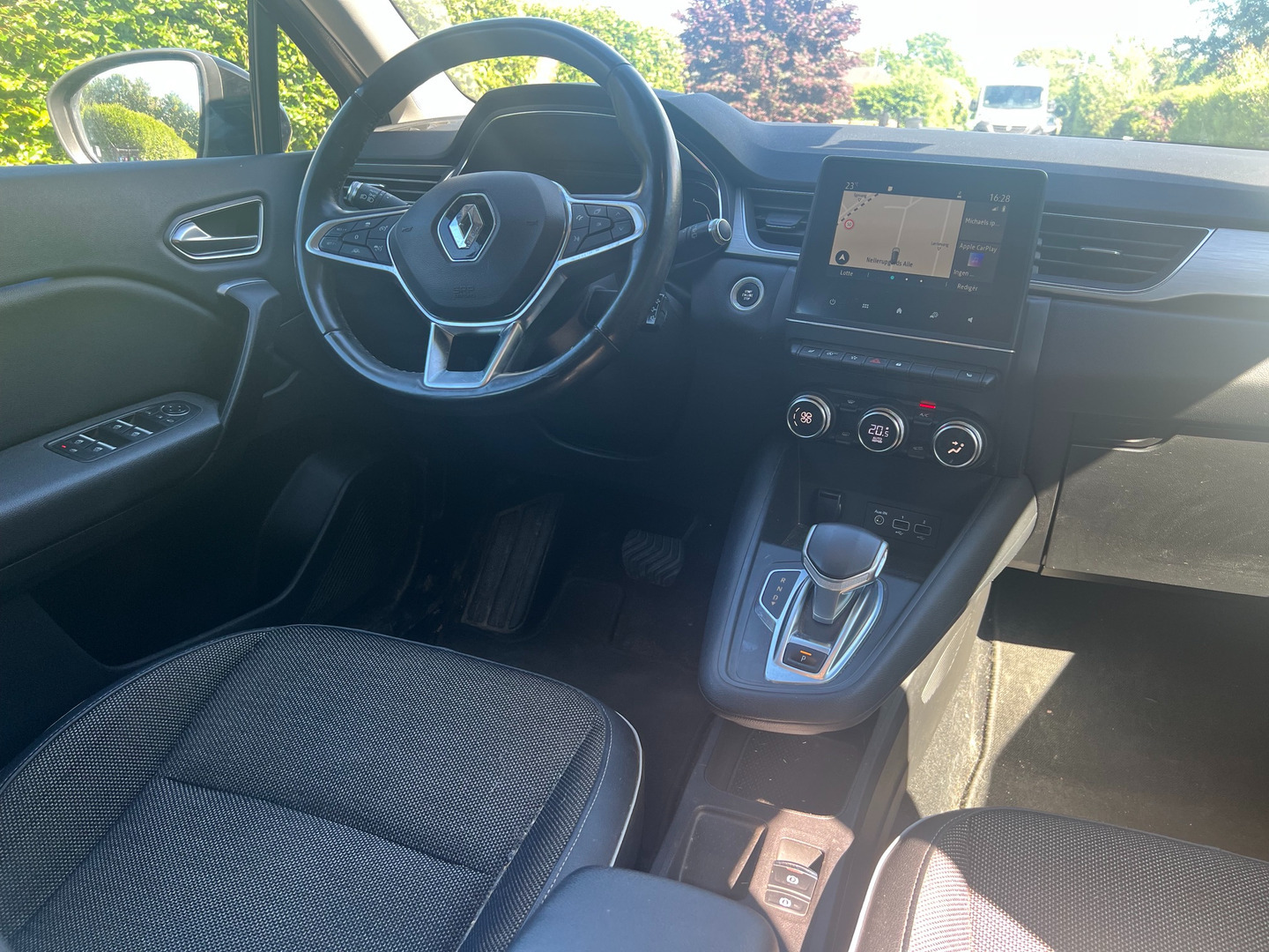 Grå Renault Captur fra 2020