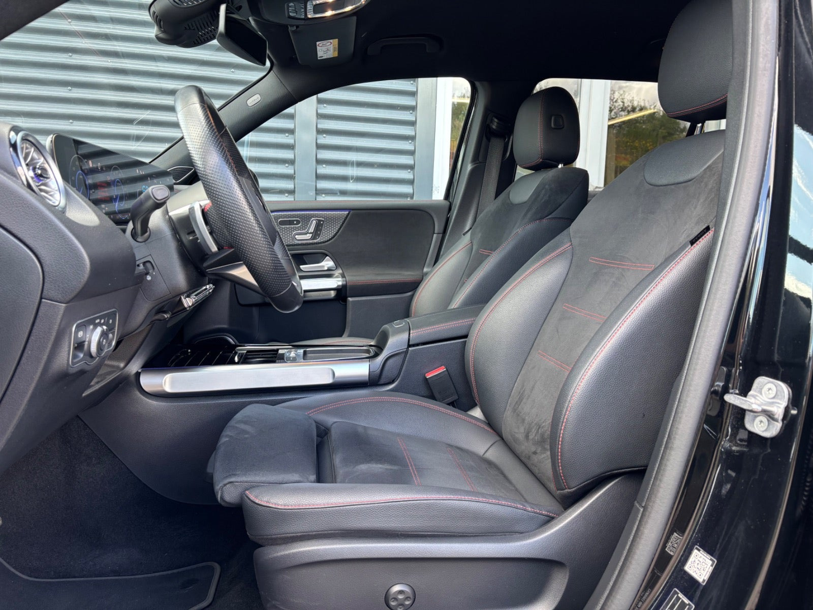 Sort Mercedes EQB250+ fra 2025