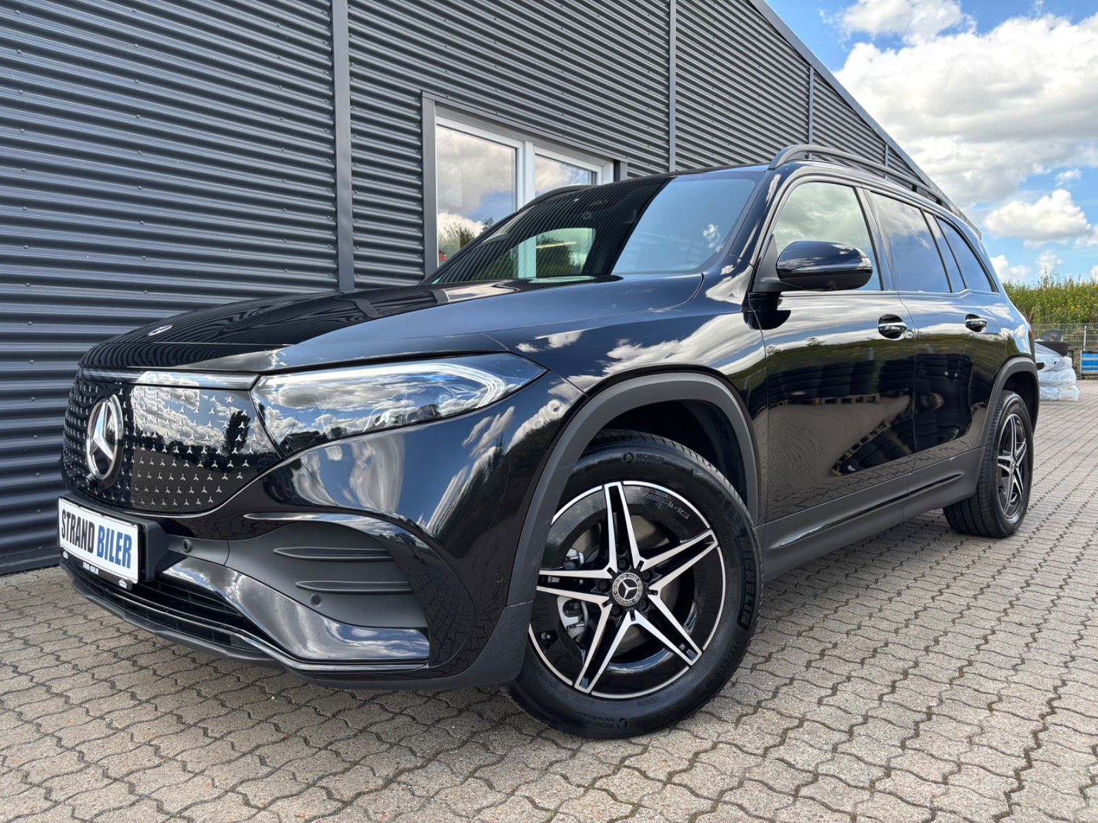 Sort Mercedes EQB250+ fra 2025