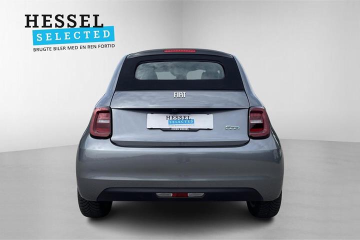 Grå Fiat 500e fra 2023