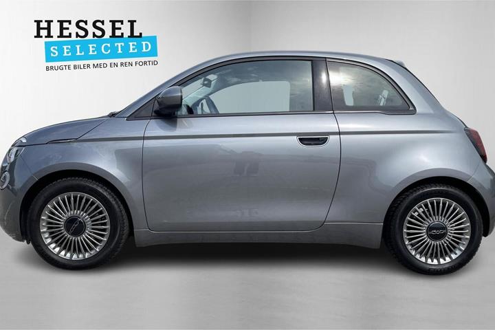 Grå Fiat 500e fra 2023