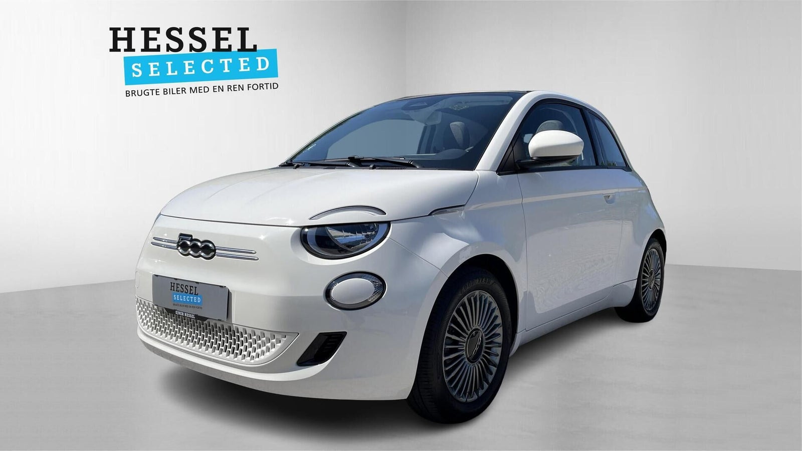 Hvid Fiat 500e fra 2023 set udefra