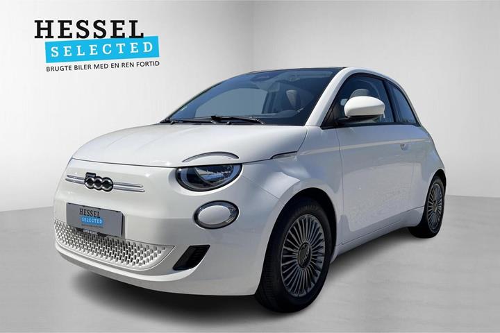 Hvid Fiat 500e fra 2023 set udefra