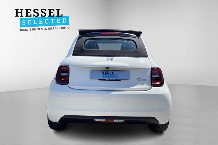 Hvid Fiat 500e fra 2023