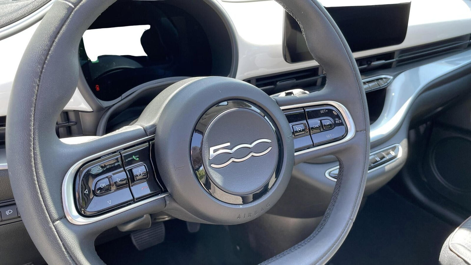 Hvid Fiat 500e fra 2023