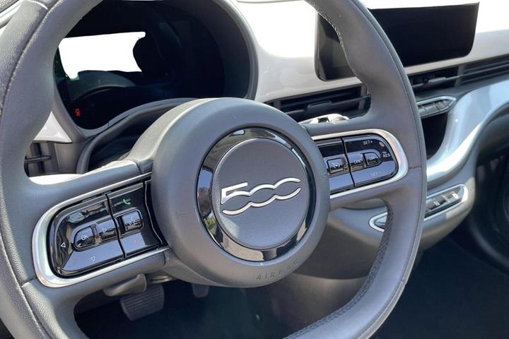Hvid Fiat 500e fra 2023
