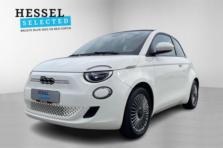 Hvid Fiat 500e fra 2023 set udefra