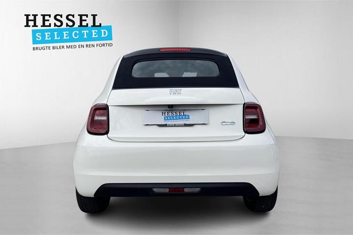 Hvid Fiat 500e fra 2023