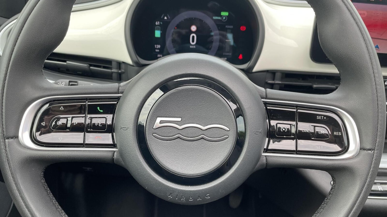 Hvid Fiat 500e fra 2023