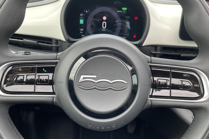 Hvid Fiat 500e fra 2023