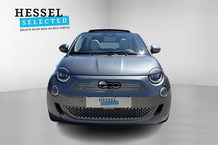 Grå Fiat 500e fra 2023