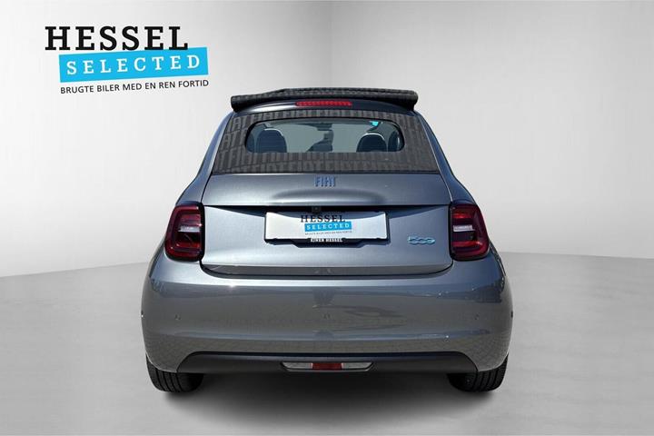 Grå Fiat 500e fra 2023