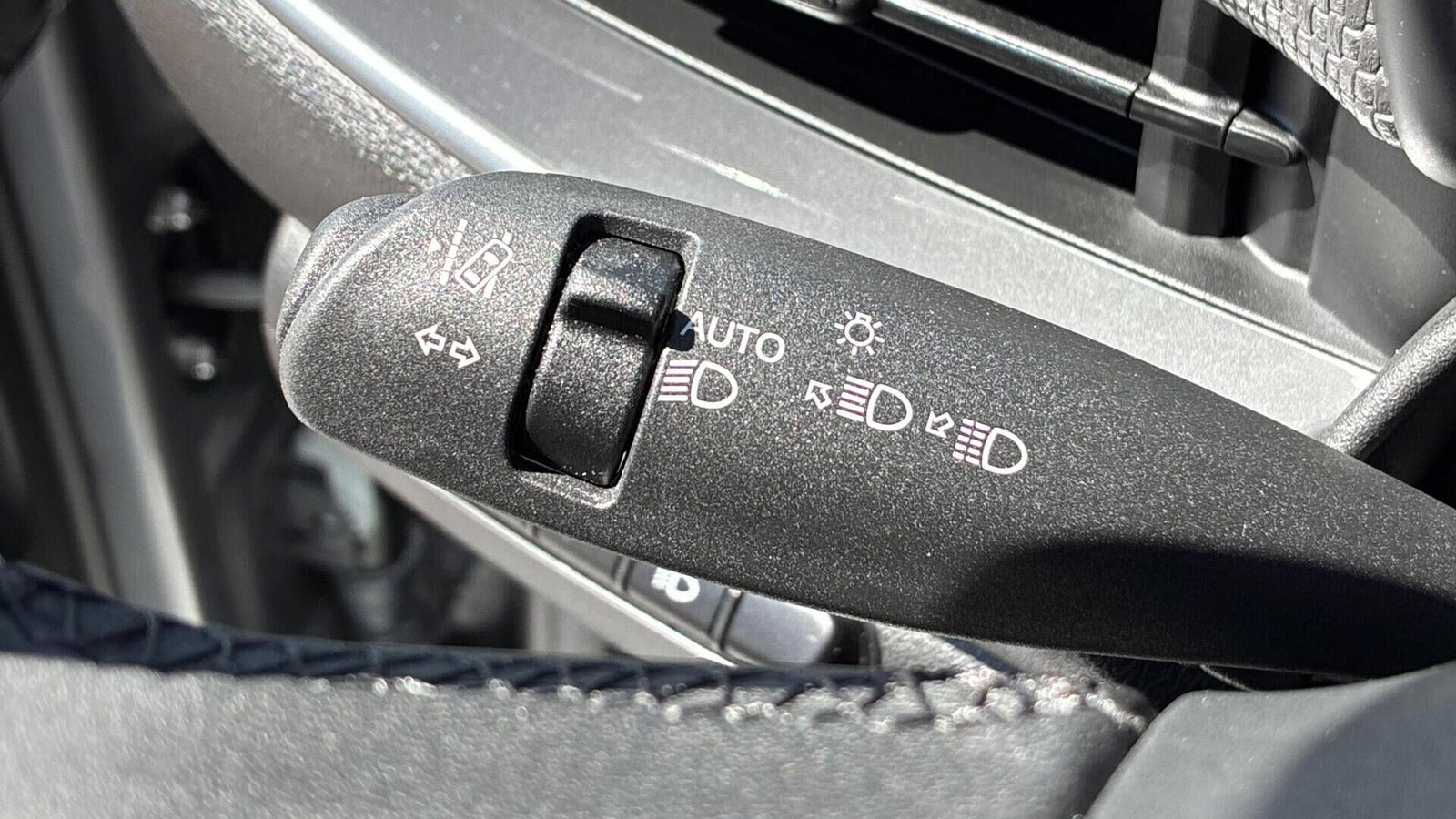 Grå Fiat 500e fra 2023