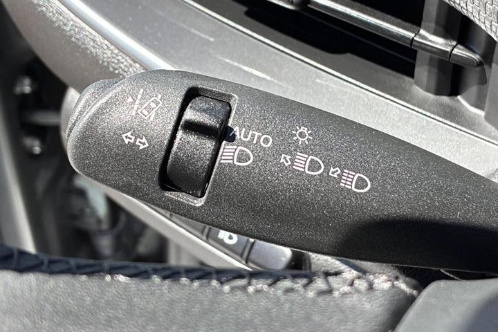 Grå Fiat 500e fra 2023