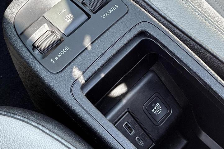 Grå Fiat 500e fra 2023