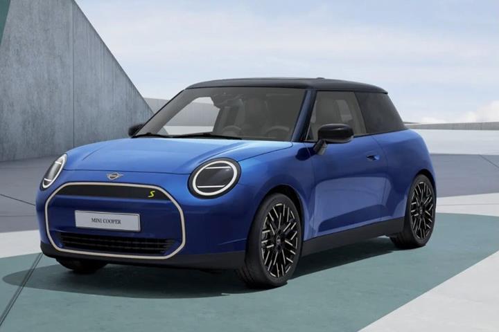 Blå Mini Cooper SE fra 2024 set udefra