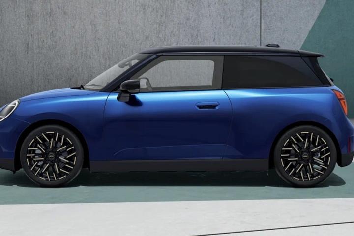 Blå Mini Cooper SE fra 2024