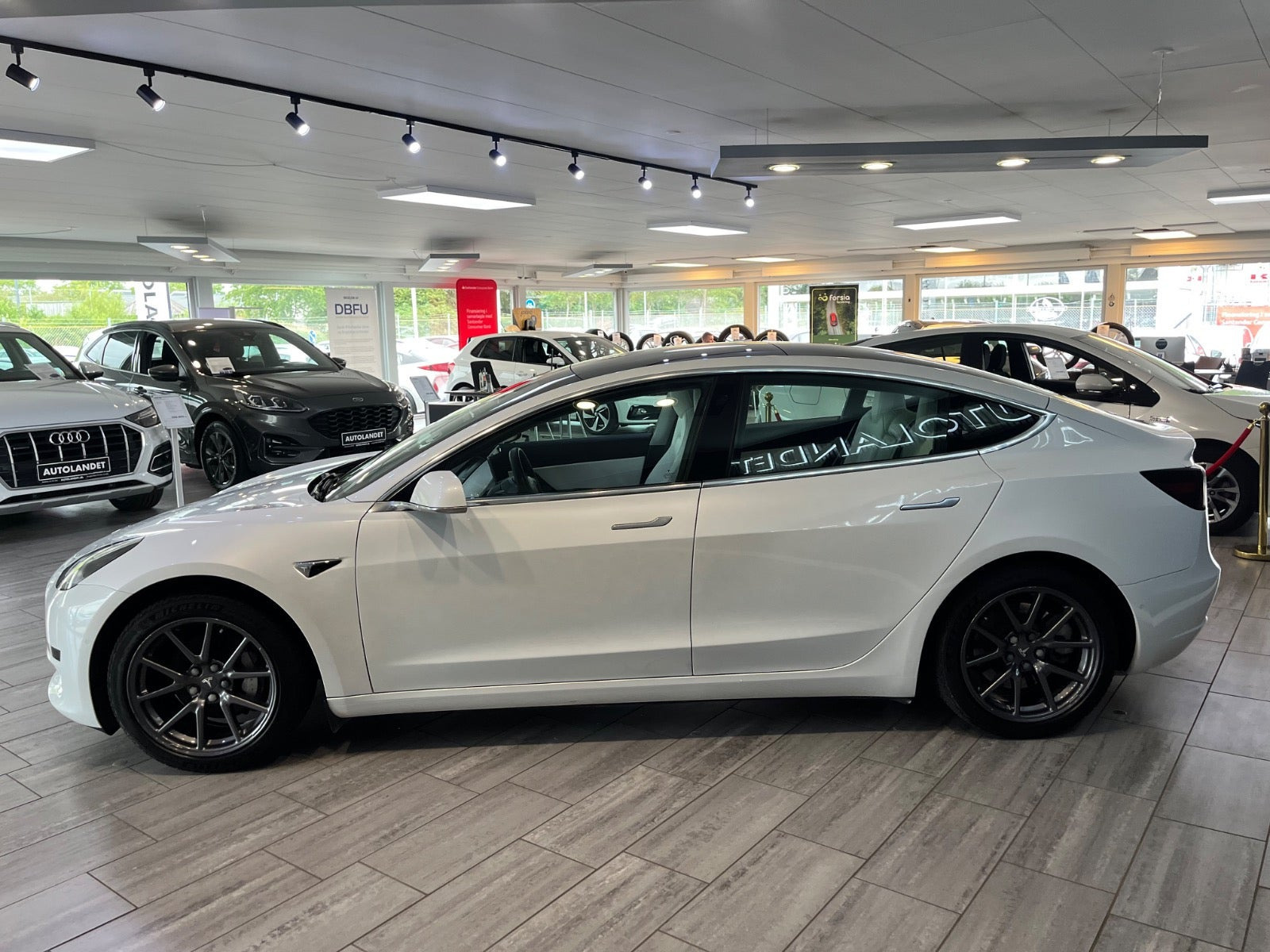 Hvid Tesla Model 3 fra 2020