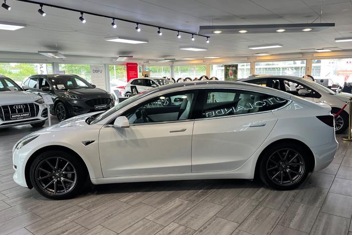 Hvid Tesla Model 3 fra 2020