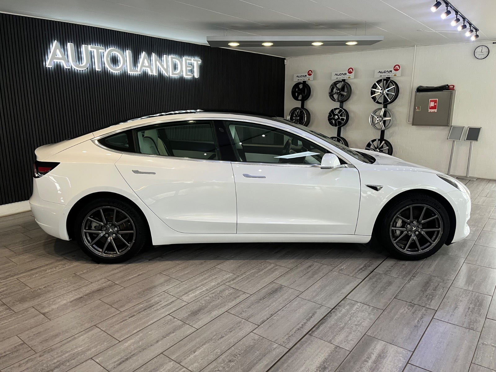 Hvid Tesla Model 3 fra 2020