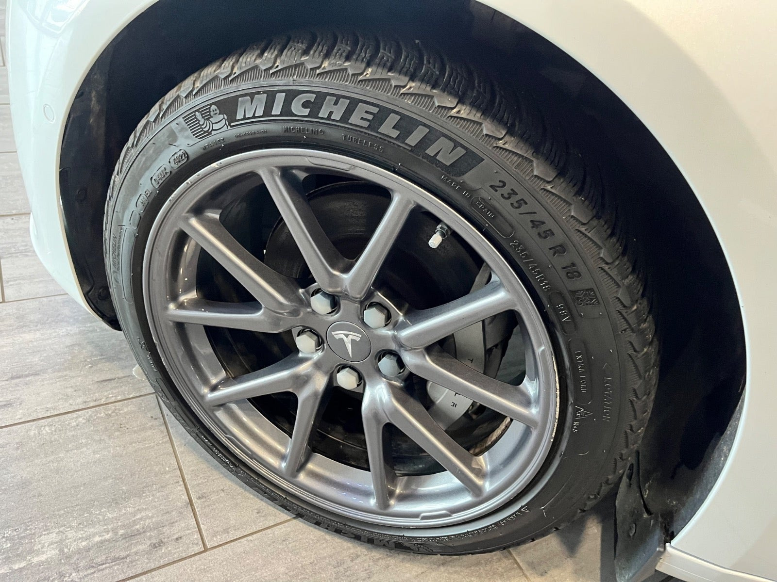 Hvid Tesla Model 3 fra 2020