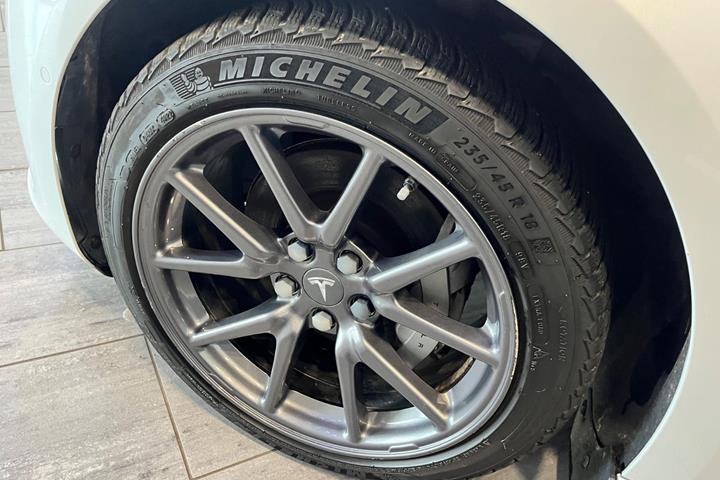 Hvid Tesla Model 3 fra 2020