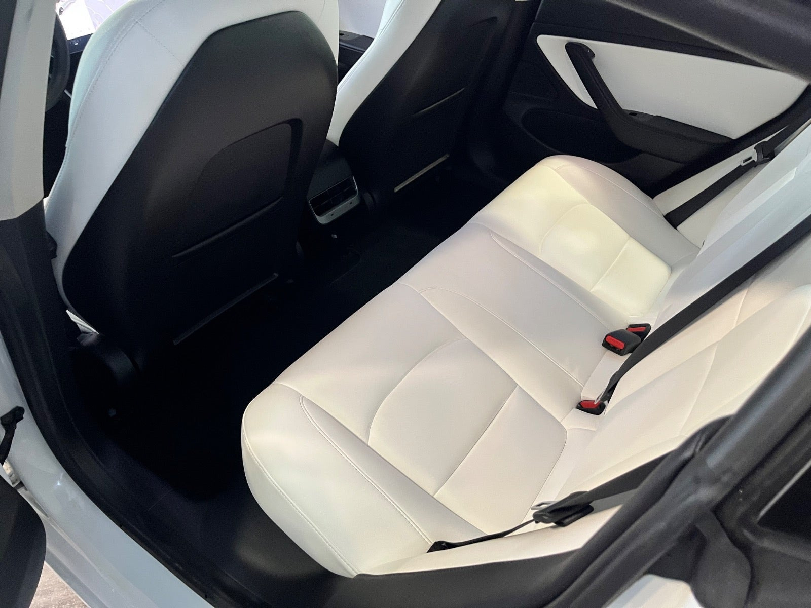 Hvid Tesla Model 3 fra 2020