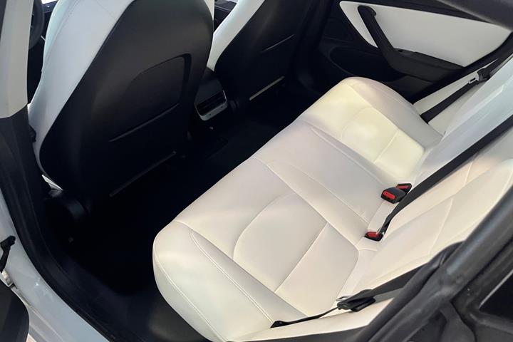 Hvid Tesla Model 3 fra 2020