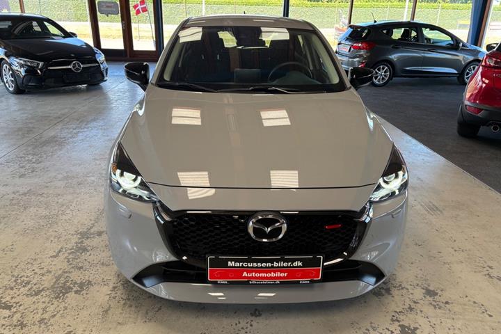 Grå Mazda 2 fra 2023