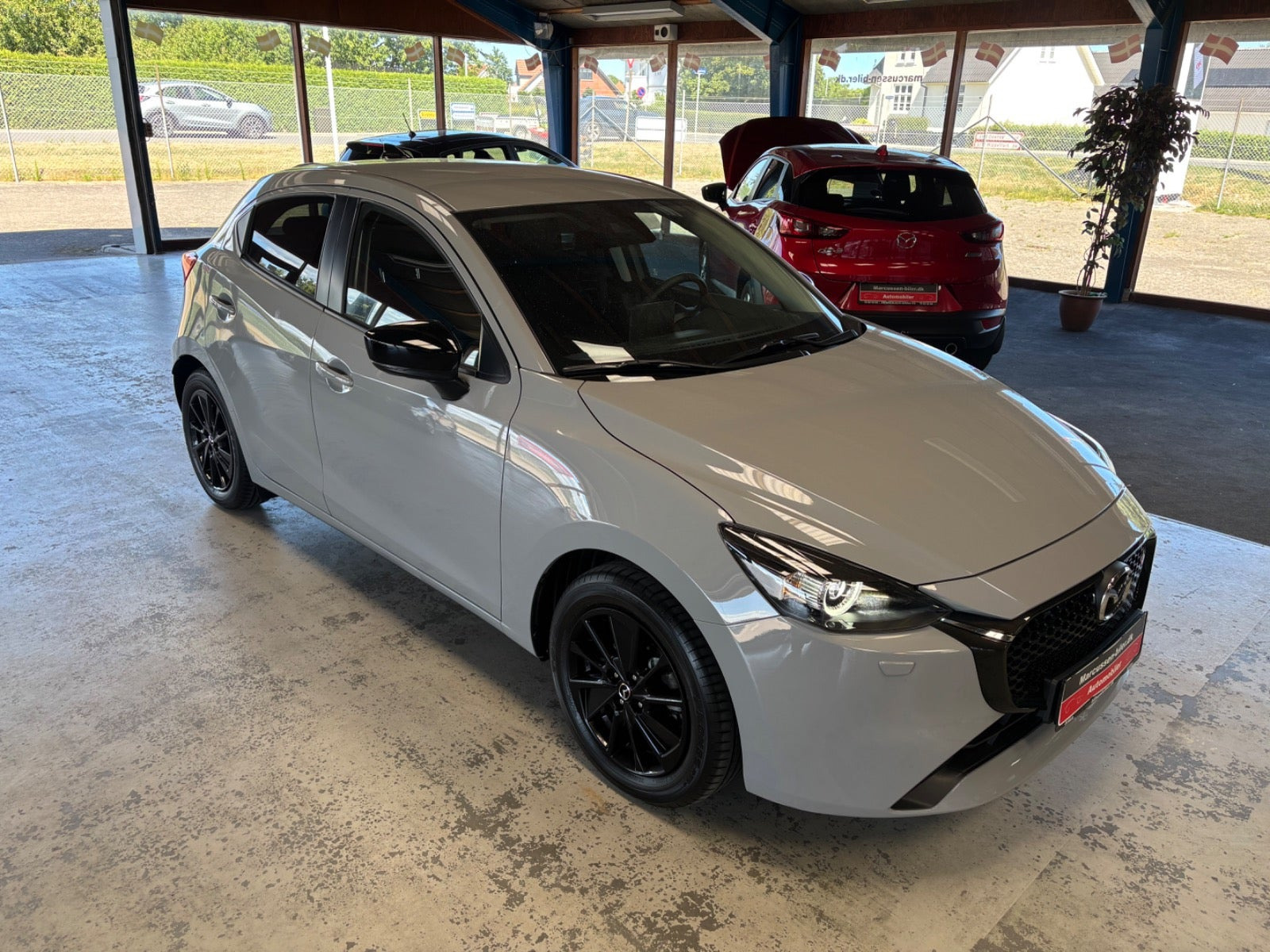 Grå Mazda 2 fra 2023