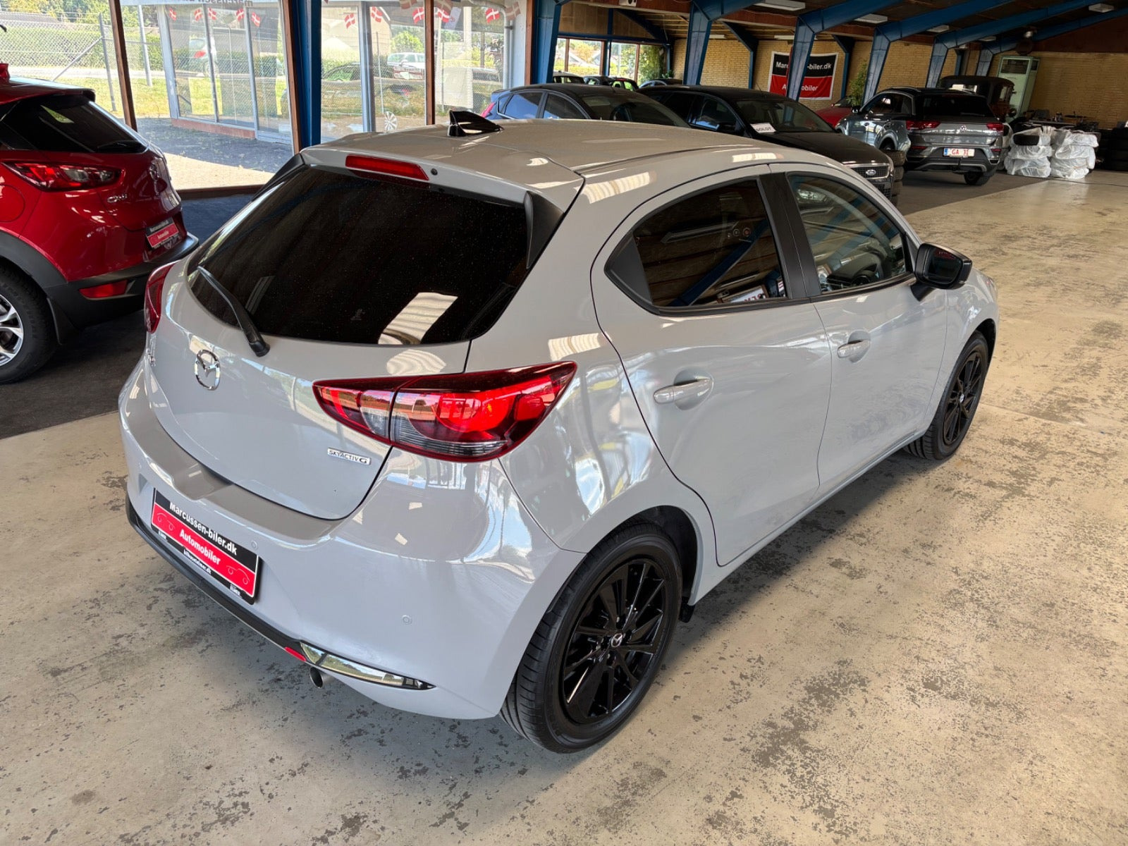Grå Mazda 2 fra 2023