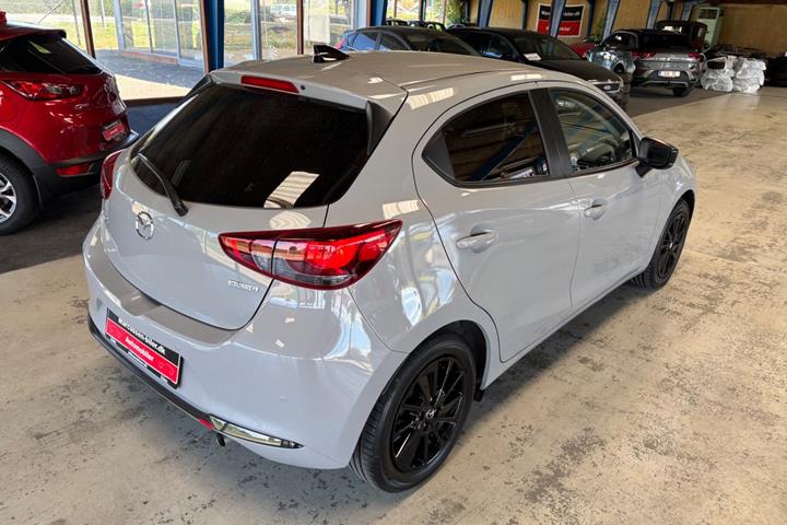Grå Mazda 2 fra 2023