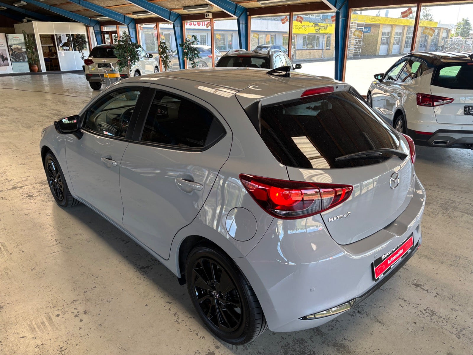 Grå Mazda 2 fra 2023
