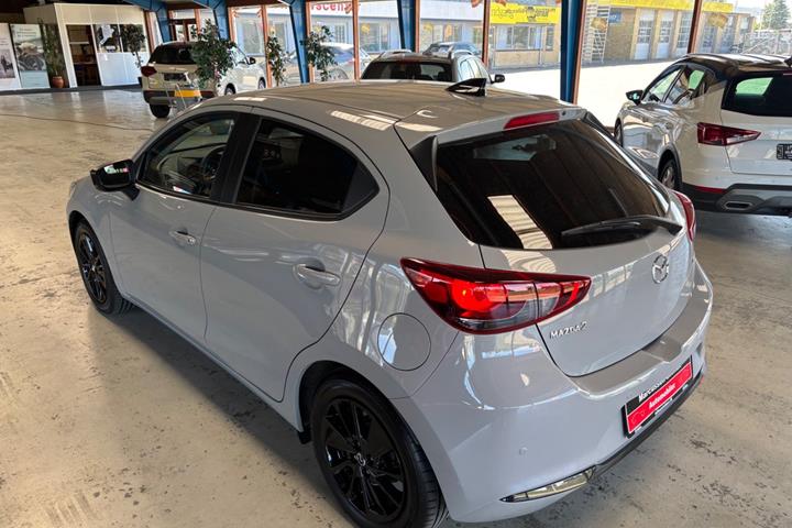 Grå Mazda 2 fra 2023