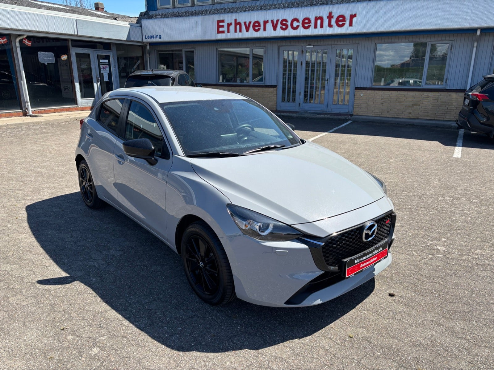 Grå Mazda 2 fra 2023
