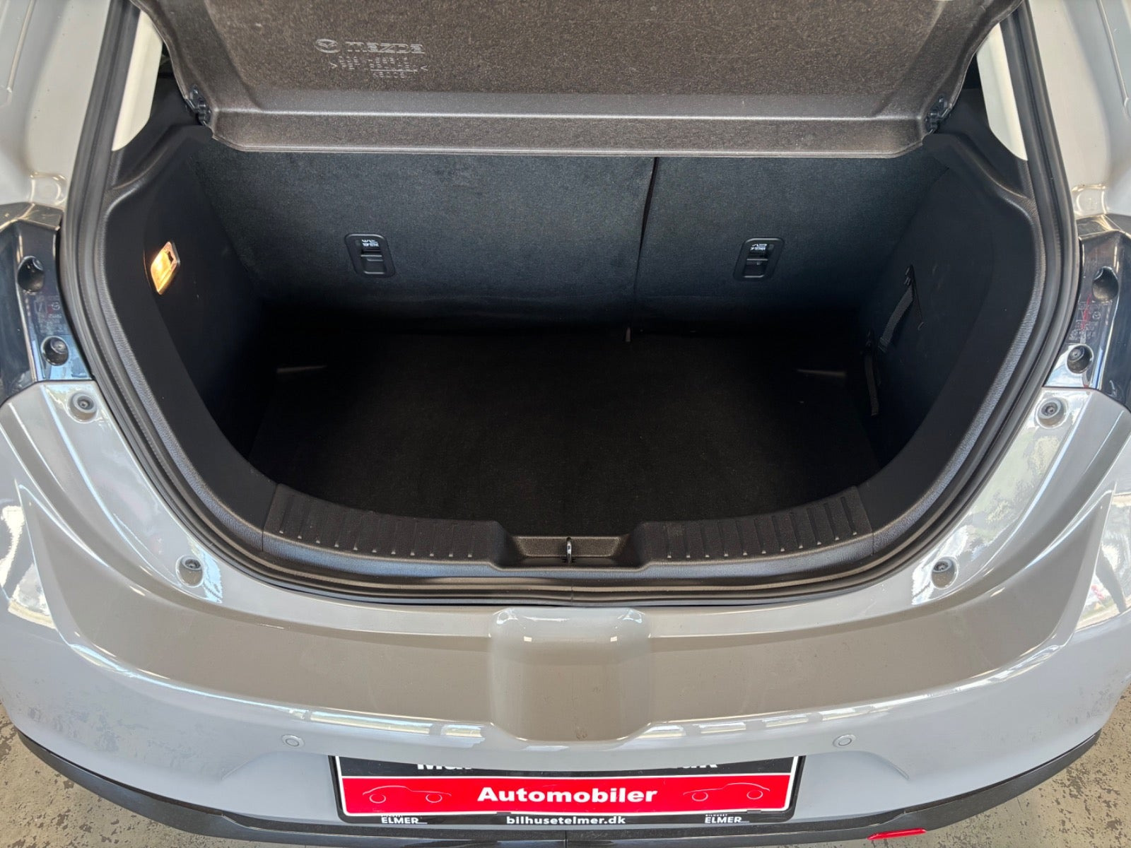 Grå Mazda 2 fra 2023