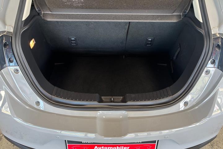 Grå Mazda 2 fra 2023