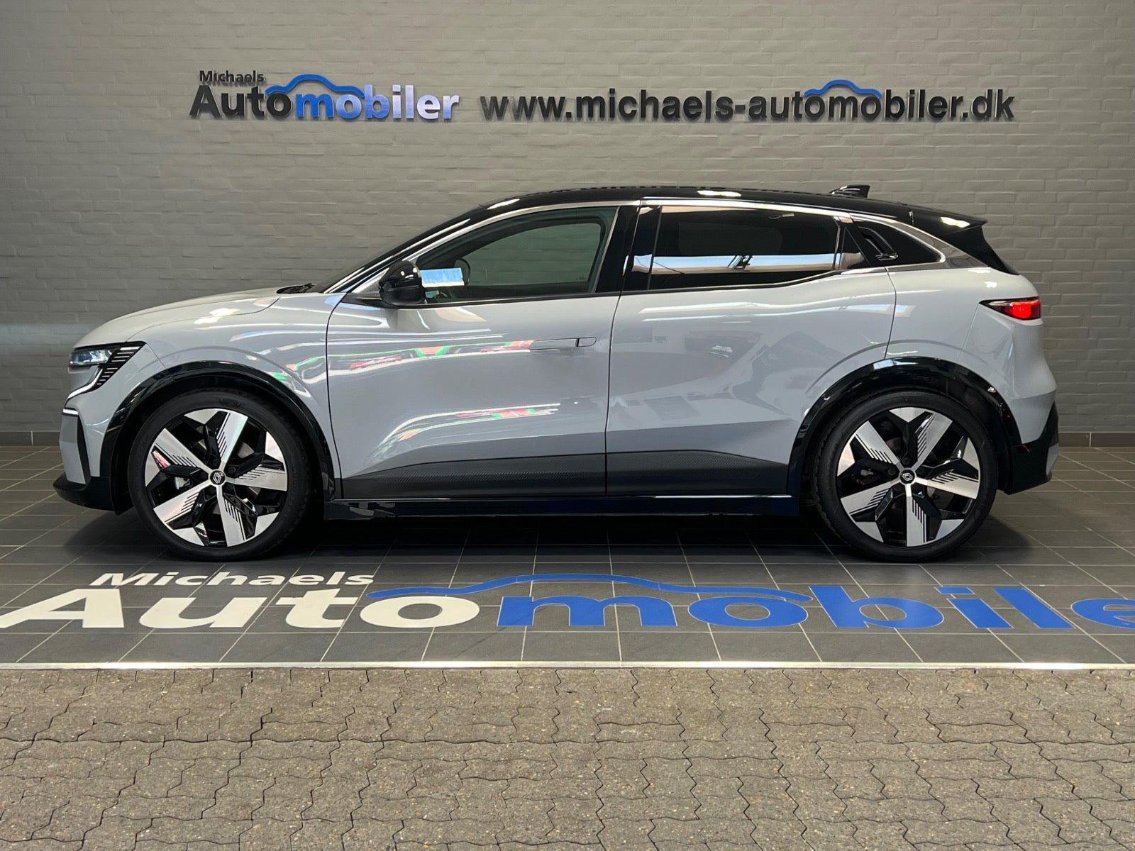 Grå Renault Megane E-Tech fra 2024