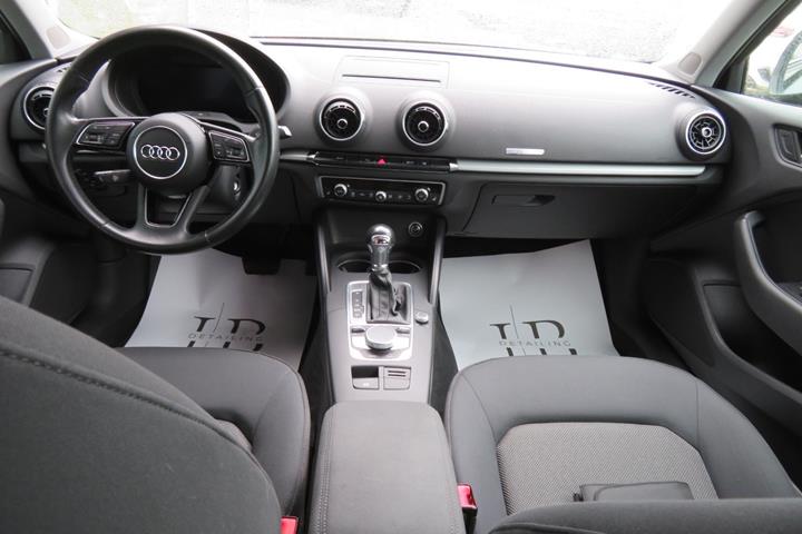 Blå Audi A3 fra 2017