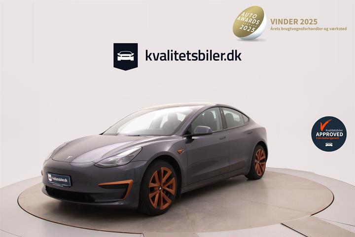 Grå Tesla Model 3 fra 2022