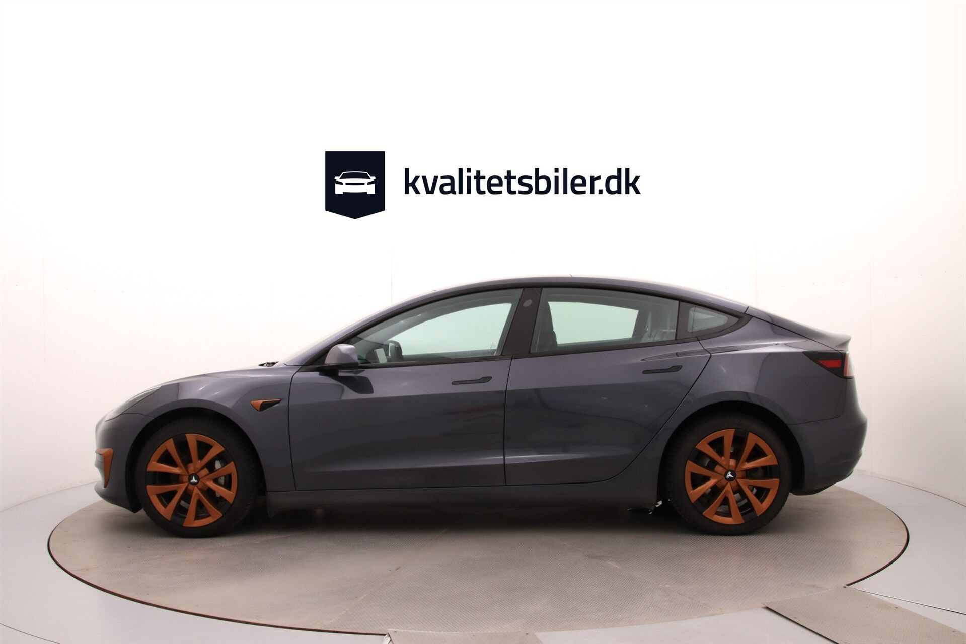 Grå Tesla Model 3 fra 2022