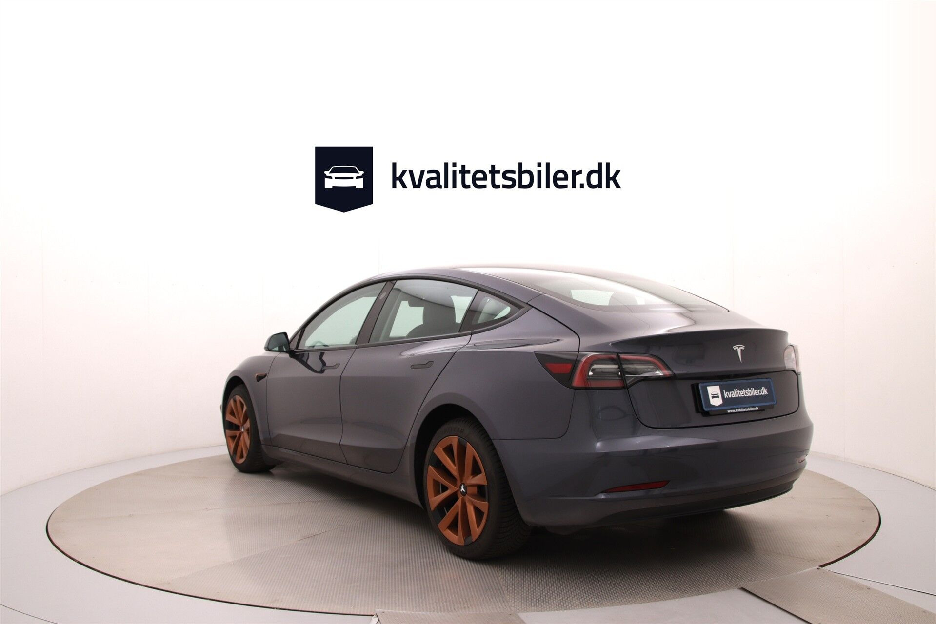 Grå Tesla Model 3 fra 2022