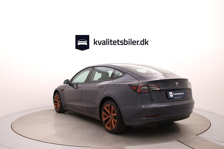 Grå Tesla Model 3 fra 2022