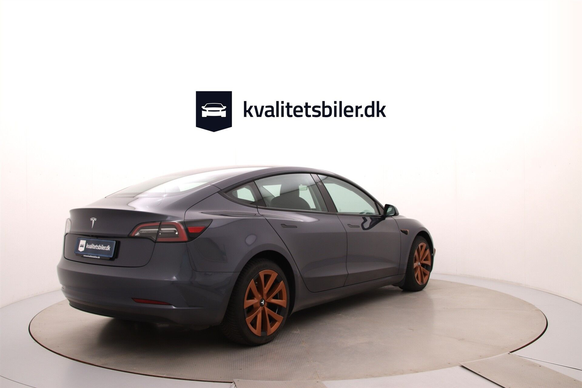 Grå Tesla Model 3 fra 2022