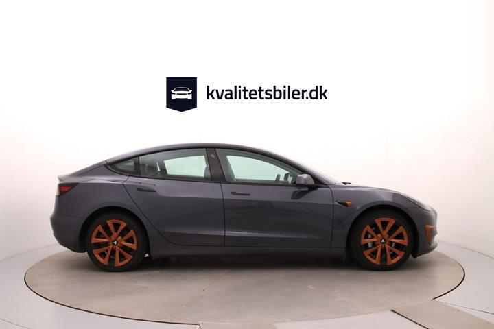 Grå Tesla Model 3 fra 2022