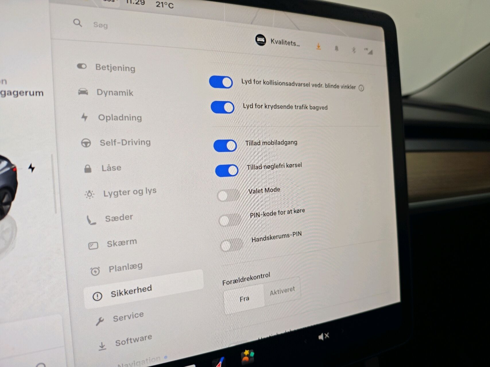 Grå Tesla Model 3 fra 2022