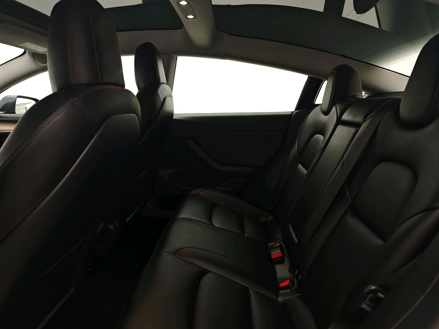 Grå Tesla Model 3 fra 2022