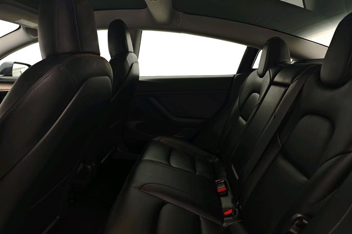 Grå Tesla Model 3 fra 2022